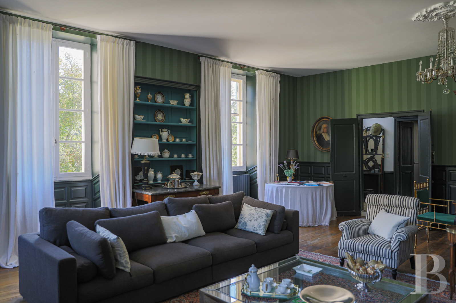 An 18th century chateau surrounded by trees and hills in the Lot valley - photo  n°12